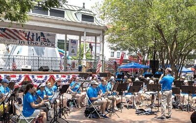 Atlanta Concert Band at a recent performance pleases the crowds.
