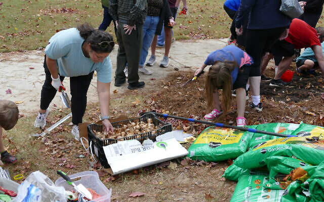 Am Yisrael Chai and The Daffodil Project led a ceremonial planting.