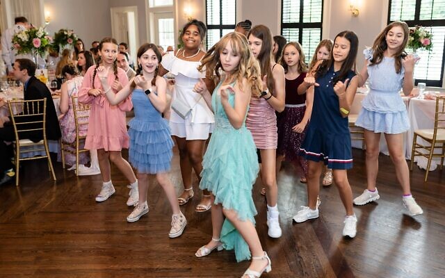 The dancing was lively thanks to a variety of female performers’ songs. The dancing was lively thanks to a variety of female performers’ songs.