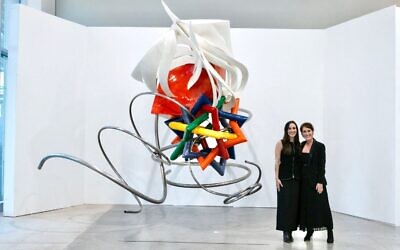 Hope Cohn with project assistant Micaela Robinson, pictured with Frank Stella’s “K.3.”
