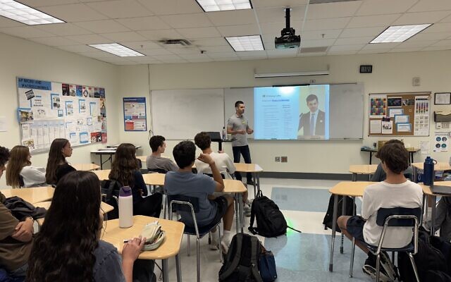 Simon Kottlerman from Hinksey Labs, an Israeli education startup in Oxtord, U.K., spoke to a class of Weber business students on how to perform market and business research. Simon Kottlerman from Hinksey Labs, an Israeli education startup in Oxtord, U.K., spoke to a class of Weber business students on how to perform market and business research.