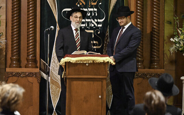 Rabbi Emeritus Binyomin Friedman (left) installs Rabbi Pinchas Fink. Rabbi Emeritus Binyomin Friedman (left) installs Rabbi Pinchas Fink.