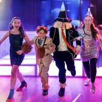 The Levine family dressed up as characters from the “Wizard of Oz.”  // All photos by Kate Belle Photography