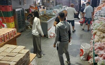 Free vegetable distribution in the Tiberias branch of Meir Panim