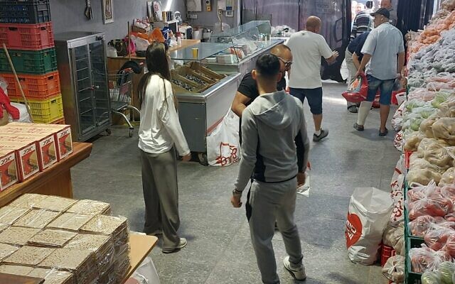 Free vegetable distribution in the Tiberias branch of Meir Panim