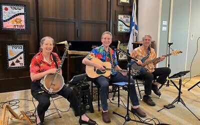 Woodsfellow’s group performs and leads Friday night services at Lenbrook and Hammond Glen.
