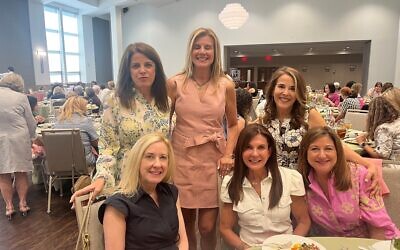 Board members Susan Newman, Shannon Clayman, Laura Drucker, Elizabeth Glass, Tara Teilhaber, and Deb Leeson, incoming membership chair, shared a table.