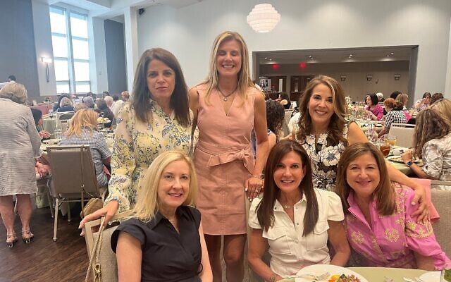 Board members Susan Newman, Shannon Clayman, Laura Drucker, Elizabeth Glass, Tara Teilhaber, and Deb Leeson, incoming membership chair, shared a table. Board members Susan Newman, Shannon Clayman, Laura Drucker, Elizabeth Glass, Tara Teilhaber, and Deb Leeson, incoming membership chair, shared a table.