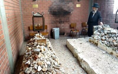 Since 1996, the sect has been led by its eighth grand rebbe, Yaakov Aryeh Alter.