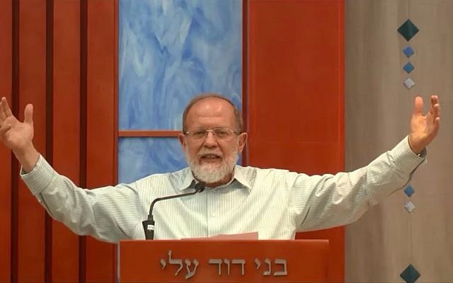 Rabbi Eli Sadan leads a Torah lesson at the Bnei David pre-army academy in the Eli settlement on February 28, 2018. (Screen capture/YouTube)