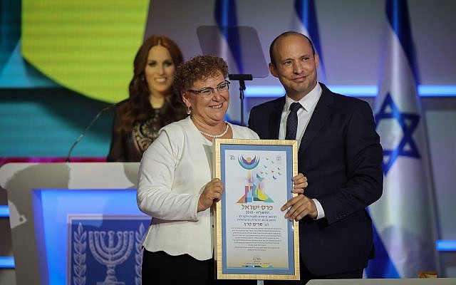 Education Minister Naftali Bennett (R) with Israel Prize winner Miriam Peretz during the ceremony at the International Conference Center (ICC) in Jerusalem on April 19, 2018. (Hadas Parush/Flash90)