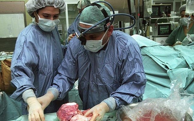 Illustrative: Doctors performing an organ transplant. (Flash90)