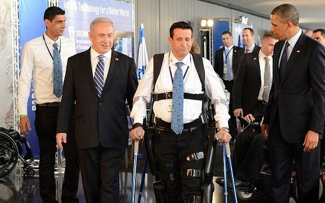 Prime Minister Benjamin Netanyahu (left) and US President Barack Obama look on as disabled IDF veteran Radi Kaiuf demonstrates the ReWalk exoskeleton system. Kaiuf, who was formerly nearly fully paralyzed, completed the Israel Marathon in 2012 using the system (Kobi Gideon / GPO /FLASH90)