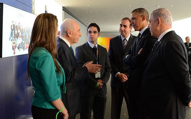 Intel programmer Sa'id Haruf (facing front) flanked by (left to right) Ola Zahar, head of Maantech, which promotes Arab participation in the Israeli tech industry; late former President Shimon Peres; Boaz Maoz, CEO Cisco Israel; former US President Barack Obama; Prime Minister Benjamin Netanyahu. The meeting took place in March 2013, during a visit by Obama to Israel. (Courtesy of the President's Office)