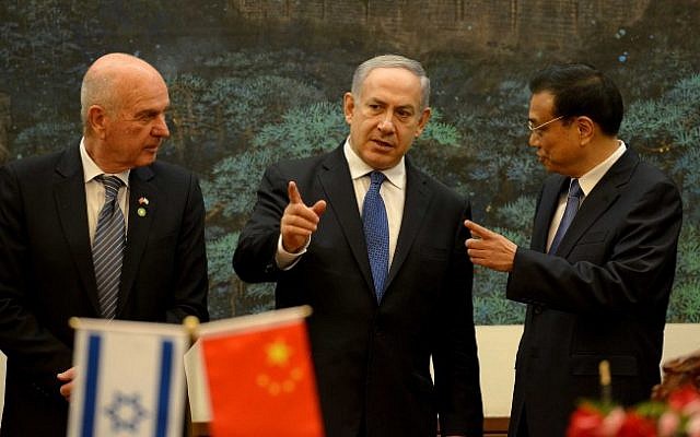 Benjamin Netanyahu (center) talks to China's Premier Li Keqiang (right) at the Great Hall of the People in Beijing, May 8, 2013 (photo credit: Avi Ohayon/GPO/Flash90)