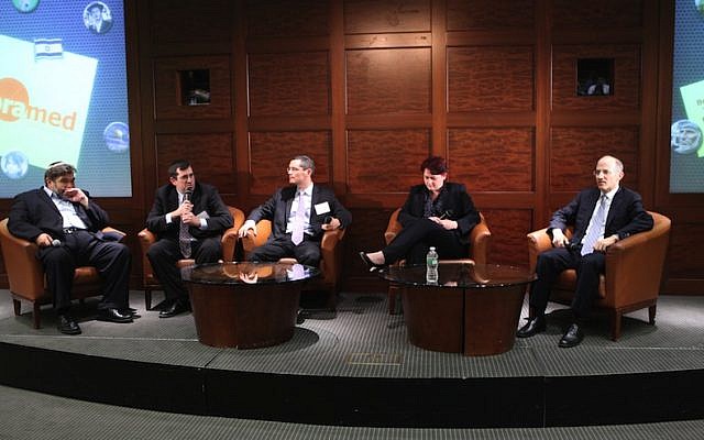 Jon Medved, CEO of OurCrowd, (left) leads a panel discussion on crowdfunding in New York. (Photo credit: Courtesy)