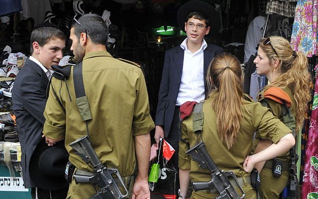 Illustrative: Male and female IDF soldiers. (Serge Attal/ Flash90)
