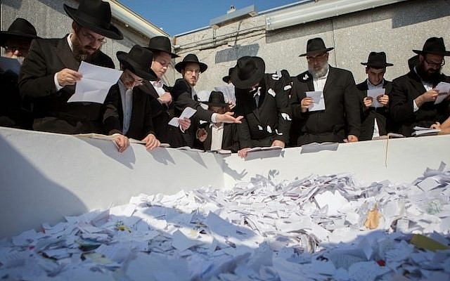 Men pray at the gravesite of the late Lubavitcher rebbe, Menachem Mendel Schneerson on the 20th anniversary of his death in Queens, New York, July 1, 2014. (Adam Ben Cohen/Chabad.org)