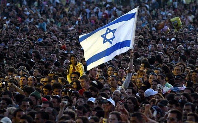Illustrative photo of an Israeli crowd. (Roni Schutzer/Flash90)