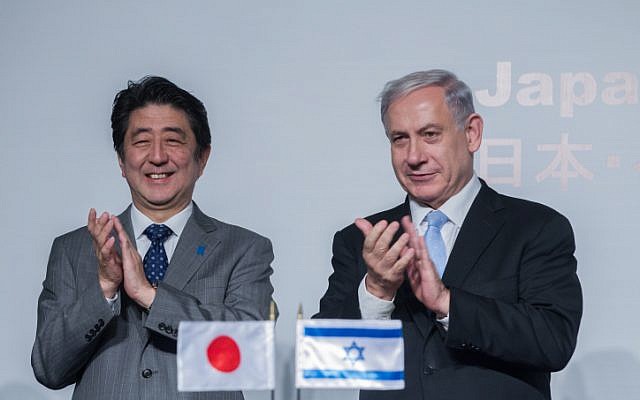 Prime Minister Benjamin Netanyahu (right) and his Japanese counterpart Shinzo Abe, January 18, 2015. (Miriam Alster/Flash90)