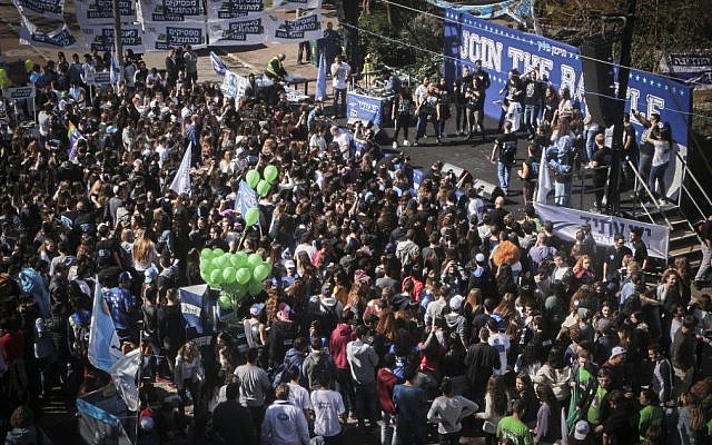 Students of the Blich high school in Ramat Gan campaign for different parties during a mock elections on Sunday, February 22, 2015 (photo credit: Flash90)