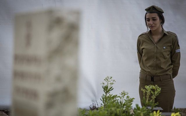 An Israeli soldier stands at attention during the flag laying ceremony at Mount Herzl Military Cemetery in Jerusalem, on April 19, 2015 (Photo credit: Hadas Parush/Flash90)