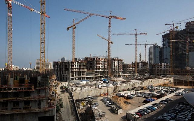 Construction in the center of Tel Aviv. August 10, 2015. (Miriam Alster/Flash90)