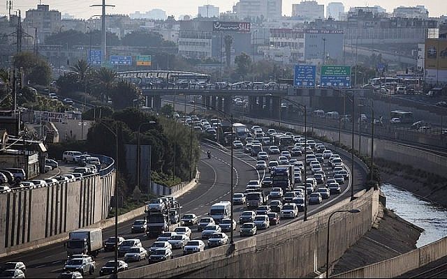 View of Ayalon highway in Tel Aviv in 2015. (Nati Shohat/Flash90)