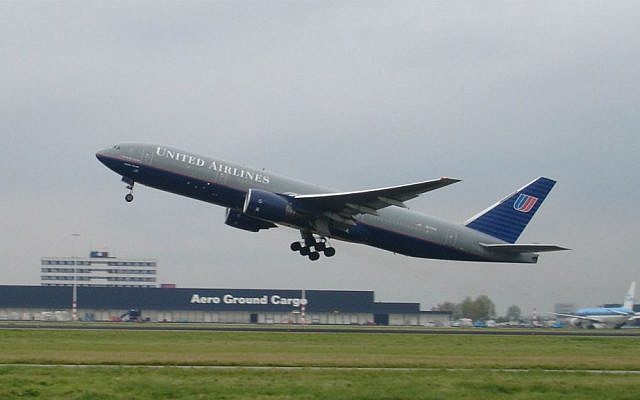 Illustrative: A United Airlines Boeing 777 taking off, October 16, 2004. (Wikipedia/Solitude/CC BY-SA 2.0)