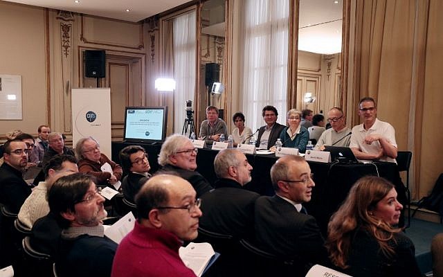 Guests attend a press briefing of the CNRS (Centre National de la Recherche Scientifique - National Center for Scientific Research) on gravitational wave research by LIGO and VIRGO collaborations in Paris on February 11, 2016. (AFP / JOEL SAGET)
