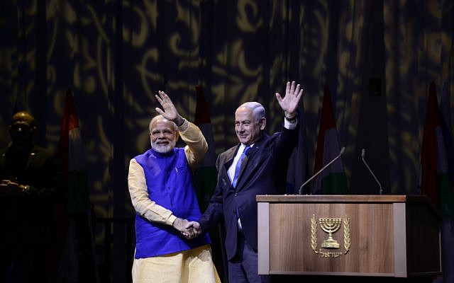 Prime Minister Benjamin Netanyahu and his Indian counterpart Narendra Modi at an event celebrating 25 years of good relations between Israel and India, at the Convention Center in Tel Aviv, on July 5, 2017 (Tomer Neuberg/Flash90)