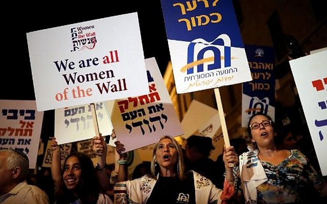 Israeli protesters gather outside Prime Minister Benjamin Netanyahu's residence in Jerusalem on July 1, 2017, to demonstrate against a government decision to abandon a deal for a permanent pluralistic prayer facility at the Western Wall jointly overseen by all streams of Judaism. (AFP/Thomas Coex)