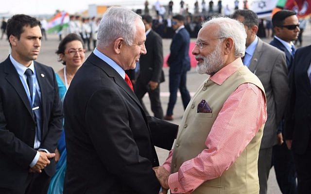 Prime Minister Benjamin Netanyahu bids farewell to his Indian counterpart Narendra Modi at Ben Gurion International Airport on June 6, 2017. (Kobi Gideo/GPO)