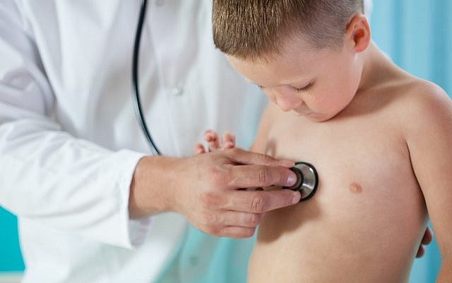 Doctor examines child patient (Illustration via iStock)