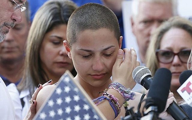 Marjory Stoneman Douglas High School student Emma Gonzalez speaks at a rally for gun control at the Broward County Federal Courthouse in Fort Lauderdale, Florida, on February 17, 2018. (AFP Photo/Rhona Wise)