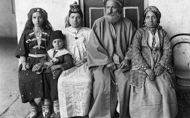 Hakham Ezra Dangoor, chief rabbi of Baghdad, pictured with his family in 1910. (Jewish News)