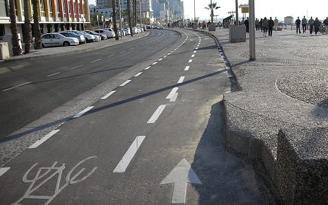 A popular Tel Aviv bike lane along the city's beach promenade. (photo by Yoav Lerman)