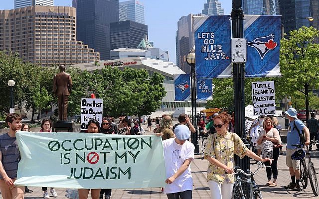 Jewish Canadians protesting the 2018 UJA-Toronto Walk with Israel (Raghd Hamzeh)