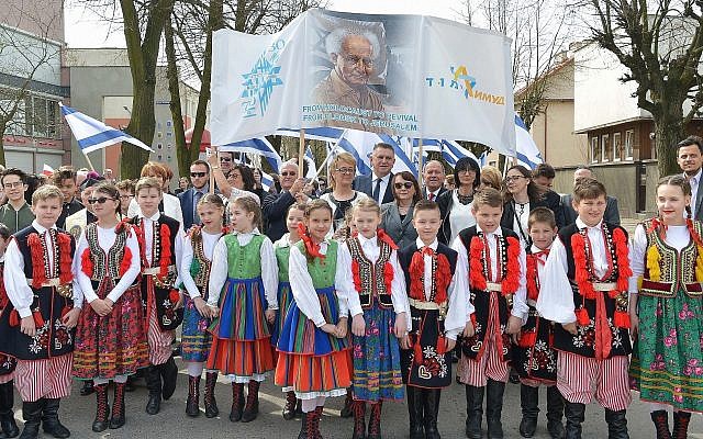Polish residents of Plonsk, along with numerous dignitaries, gather in honor of Israel's 70th anniversary of independence, April 15, 2018. (Yossi Zeliger/Limmud FSU)