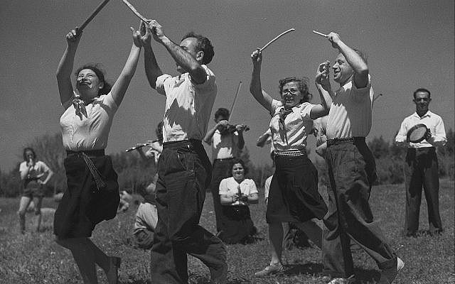 A folk troupe at Kibbutz Dalia, 1944 (GPO, Public Domain/Wikimedia Commons)