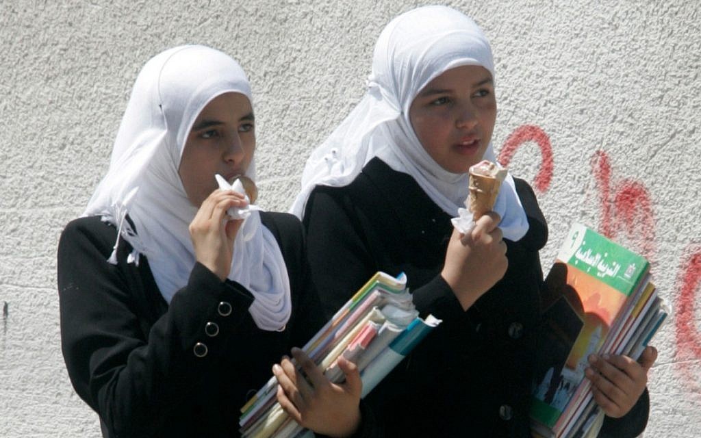 Palestinian students eating ice cream in Gaza, 2011 (Abed Rahim Khatib / Flash 90)