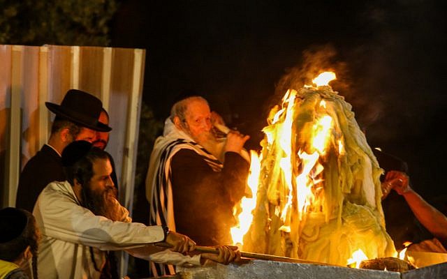 Rabbi Eliezer Berland lights a bonfire during the celebrations of the Jewish holiday of Lag Baomer on Mt. Meron in northern Israel on May 3, 2018. (Shlomi Cohen/Flash90)