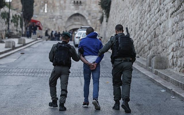 Israeli policemen detain a Palestinian outside the Old City of Jerusalem after Israeli forces closed the entrance to al-Aqsa mosque compound on March 12, 2019. (Photo by Ahmad GHARABLI / AFP)Police officers detain a Palestinian man outside the Old City of Jerusalem on March 12, 2019. (Ahmad Gharabli/AFP)