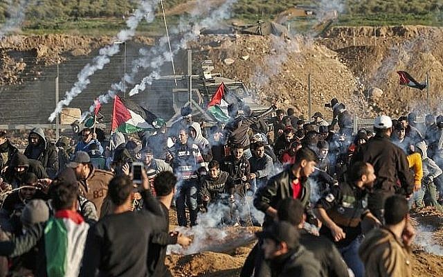 The clash between Palestinians and Israeli forces across the Gaza-Israel border fence, January 11, 2019. (Mahmud Hams/AFP)