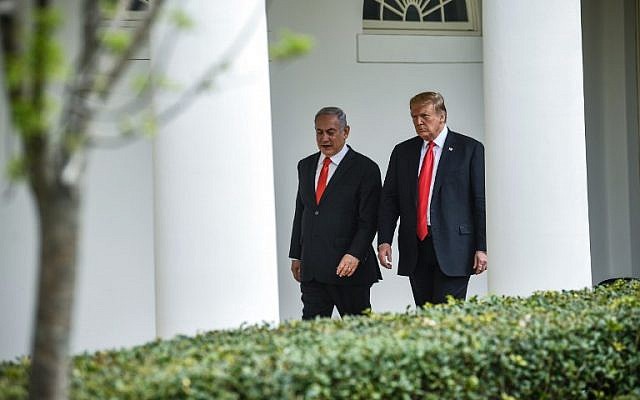 US President Donald Trump (R) and Prime Minister Benjamin Netanyahu talk while walking to the West Wing of the White House for a meeting, March 25, 2019. (Brendan Smialowski/AFP)