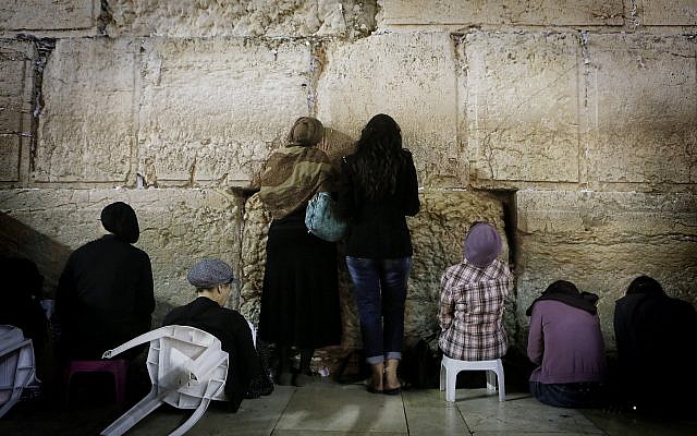 Illustrative. Orthdox Jewish women pray at the Western Wall on Tisha B'Av, in the Old City of Jerusalem, early morning July 16, 2013.  (Miriam Alster / Flash90/File)