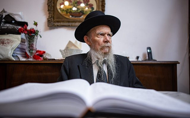 Rabbi Gershon Edelstein, head of the Ponevez Yeshiva seen at his home in Bnei Brak, December 5, 2018. (Aharon Krohn/Flash90)
