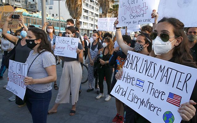 Demonstrators attend a gathering in support of US protesters over the death of George Floyd and against police violence on June 2, 2020, in Tel Aviv. (JACK GUEZ / AFP)