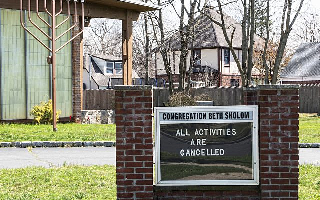 ILLUSTRATIVE: Sign outside a synagogue announcing cancelation of all activities due to the coronavirus outbreak. Babylon, New York, 1 April 1, 2020 (iStock)