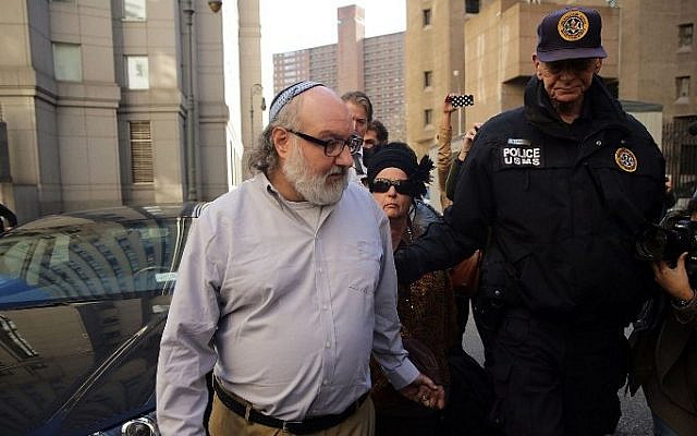 Jonathan Pollard, the American convicted of spying for Israel, leaves a New York court house following his release from prison, after 30 years on November 20, 2015. (Spencer Platt/Getty Images/AFP)